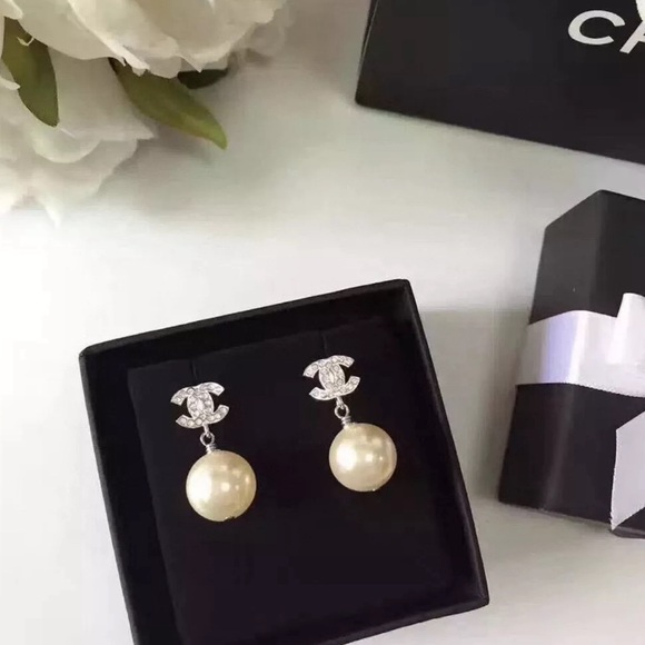 🦃Gorgeous Chanel CC pearl drop earrings 🦃this is on sale price thru 11/30🦃 - Picture 1 of 5